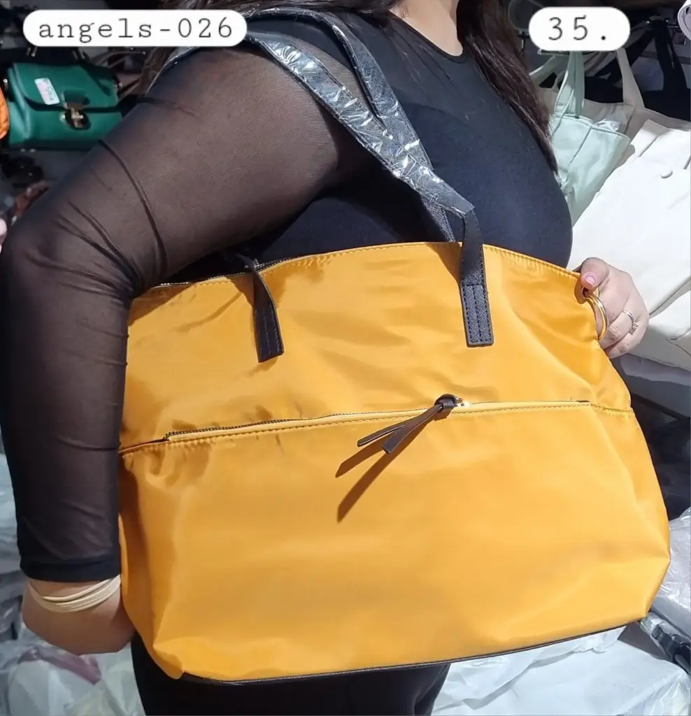 Cartera tipo tela con bolsillo mostaza